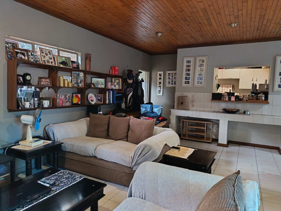 6 Bedroom Property for Sale in Heuwelsig Free State